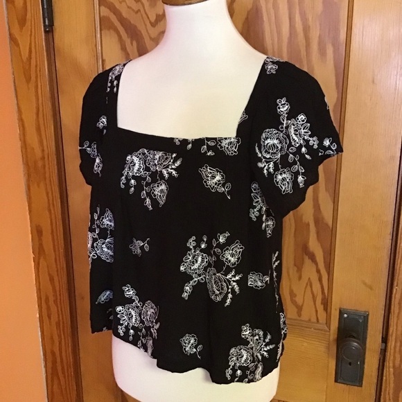 Anthropologie Braeve Boho Embroidered Flowers peasant Crop Top - Picture 9 of 11